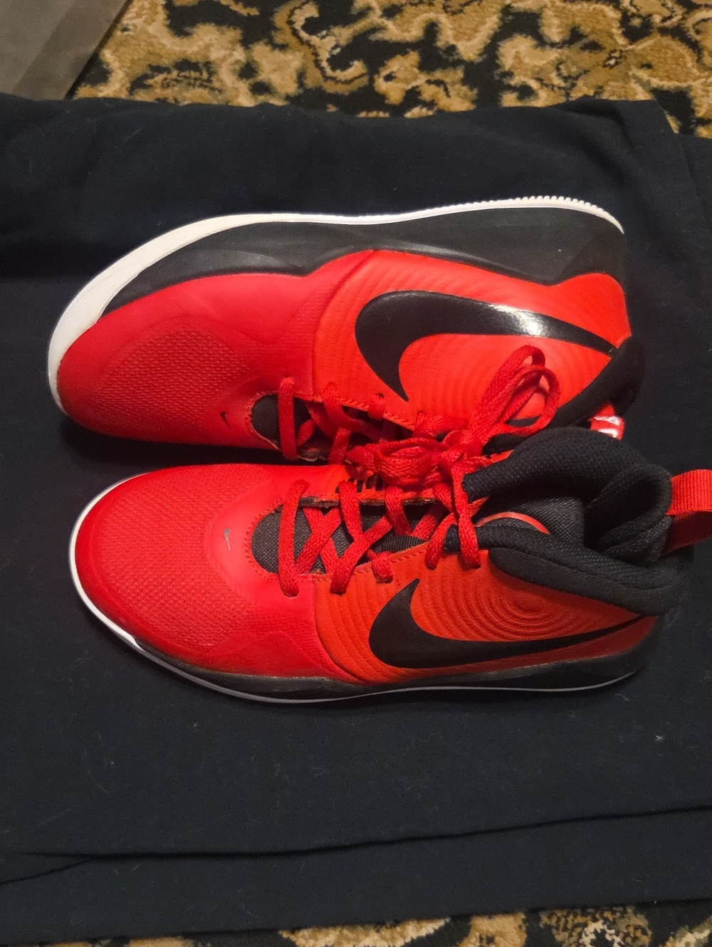 NIKE BASKETBALL SHOES
